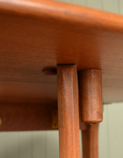 たたんでコンパクトに収納できる実用的おしゃれゲートレッグ テーブル