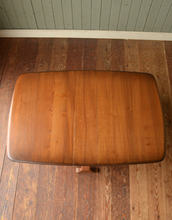 たたんでコンパクトに収納できる
実用的おしゃれゲートレッグ テーブル