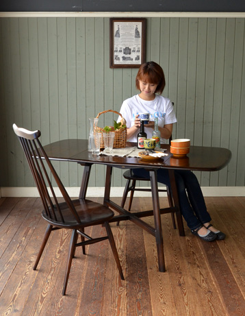 k-872-f アンティークアーコール伸張式ダイニングテーブルのモデル入り