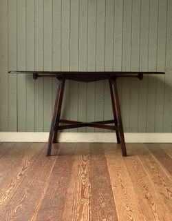 k-872-f アンティークアーコール伸張式ダイニングテーブルの横から