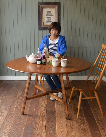 m-314-f アンティークアーコールダイニングテーブルのモデル入り