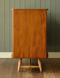 x-479-f アンティークアーコールサイドボードの横から