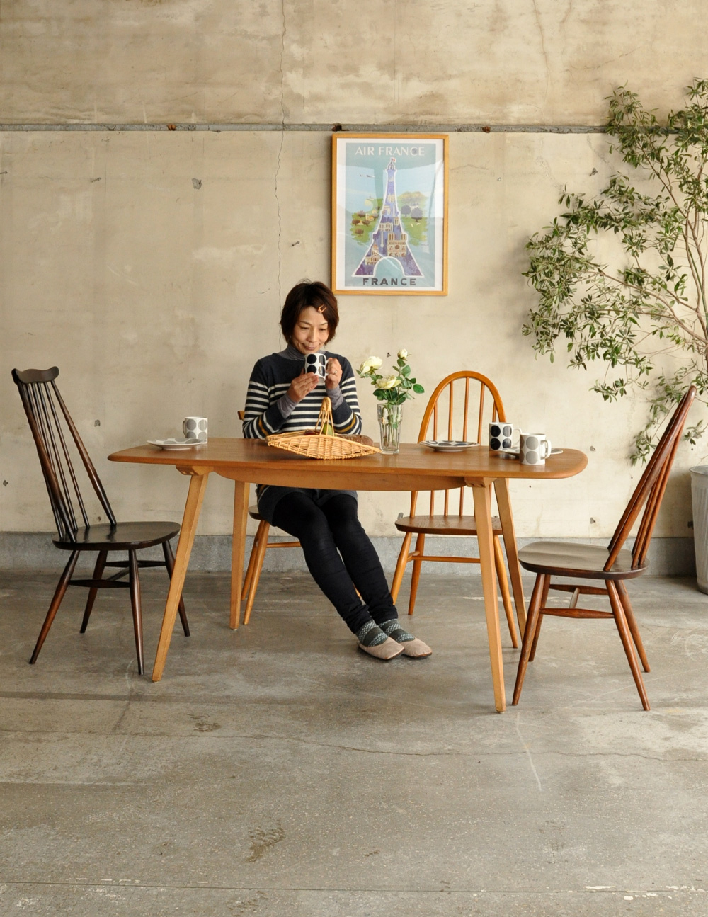 アーコール社のヴィンテージ家具、シンプルで合わせやすいダイニングテーブル