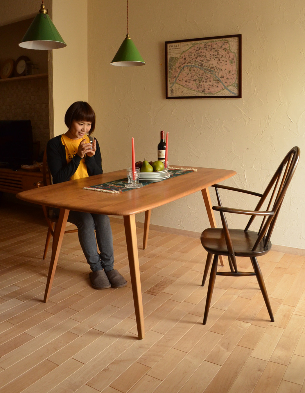 x-588-f アンティークアーコールダイニングテーブルのモデル入り