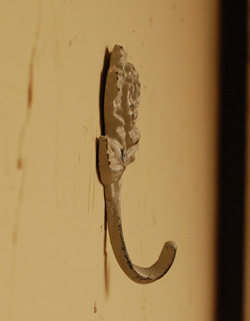 フック・フックボード　住宅用パーツ　フレンチインテリアにピッタリなアンティーク風アイアンローズフック（WH)。寝室や玄関に。(gc-96)