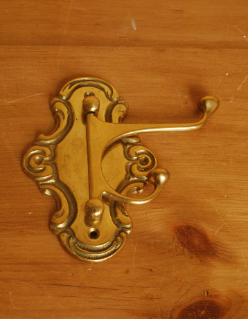 フック・フックボード　住宅用パーツ　英国インテリアにもオススメの真鍮コートフック （回転2段式）。エレガントなデザインに見とれてしまいます。(n-805)