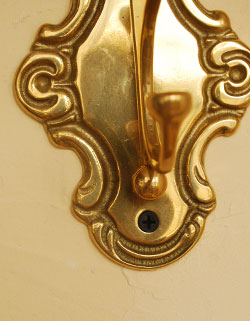 フック・フックボード　住宅用パーツ　英国インテリアにもオススメの真鍮コートフック （回転2段式）。ビス穴は２ヶ所にあります。(n-805)