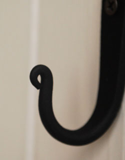 フック・フックボード　住宅用パーツ　真鍮の小さなフック （Ｊタイプ・ブラック・S）。ブラックブラス(黒染め真鍮)製です。(u-706-v)