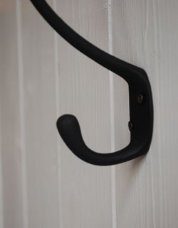 フック・フックボード　住宅用パーツ　真鍮フック（ブラック）Ｌ　シンプルな壁掛けダブルフック。※ビスもセットでお届けします。(u-711-v)