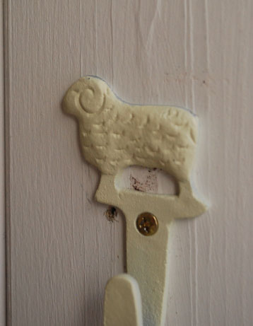 フック・フックボード　住宅用パーツ　可愛いインテリアナチュラルな真鍮フック（シープ・ホワイト）。ナチュラルな子羊のデザインは大人から子供まで微笑んでします可愛さです。(u-722-v)