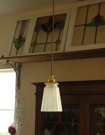 ペンダントライト　照明・ライティング　上品なホワイトのペンダントライト(コード・シャンデリア電球・ギャラリーA付き)。キッチンのカウンター部分や、リビングに。(pl-023c)