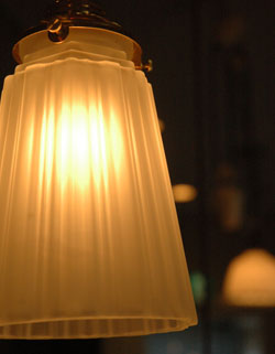 ペンダントライト　照明・ライティング　上品なホワイトのペンダントライト(コード・シャンデリア電球・ギャラリーA付き)。ほっこりと温かい光が灯ります。(pl-023c)