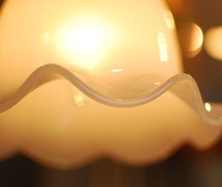 照明・ライティング　優しい明かりのペンダントライト （コード・シャンデリア電球・ギャラリーA付き）。シェードは、手作りのため多少、誤差があったり、気泡やキズ、汚れが入っている場合もあります。(pl-039d)