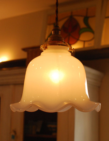 照明・ライティング　優しい明かりのペンダントライト （コード・シャンデリア電球・ギャラリーA付き）。あかりが灯るとより可愛らしさが増します。(pl-039d)