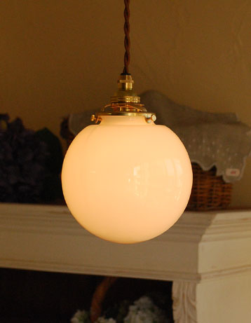 ペンダントライト　照明・ライティング　ミルクガラスボールのペンダントライト(コード・シャンデリア電球・ギャラリーA付き)。あたたかい光がお部屋を包み込みます。(pl-059a)
