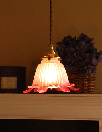 照明・ライティング　花びらが風になびく、さくら色の可愛いペンダントライト （コード・シャンデリア電球・ギャラリーA付き）。あたたかい光がお部屋を包み込みます。(pl-075)