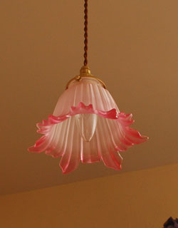 照明・ライティング　花びらが風になびく、さくら色の可愛いペンダントライト （コード・シャンデリア電球・ギャラリーA付き）。見上げるとこんな感じです。(pl-075)