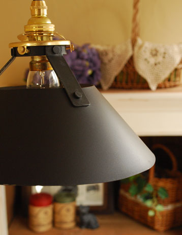 ペンダントライト　照明・ライティング　アイアン製ペンダントライト（ブラック）（コード・シャンデリア電球・ギャラリーA付き）。キッチンのカウンター部分や、リビングに。(pl-086)