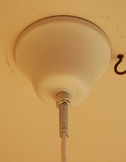 ペンダントライト　照明・ライティング　マットなホワイトカラーのペンダントライト （電球なし）。ソケットが見えないようにカバーも付いています。(pl-101)