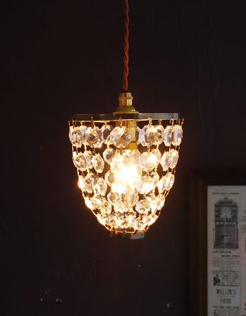 ペンダントライト　照明・ライティング　ガラスアクセサリーがキラキラ輝くペンダントライト（コード・シャンデリア電球・ギャラリーなし）。キラキラ輝く照明は、１つだけでも存在感がありますよ。(pl-106)