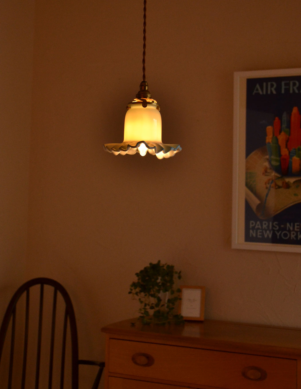 照明・ライティング　陶器のフリルシェード　ミルクブルーのペンダントライト（コード・シャンデリア電球・ギャラリーA付き）。あたたかい光がお部屋を包み込みます。(pl-114)