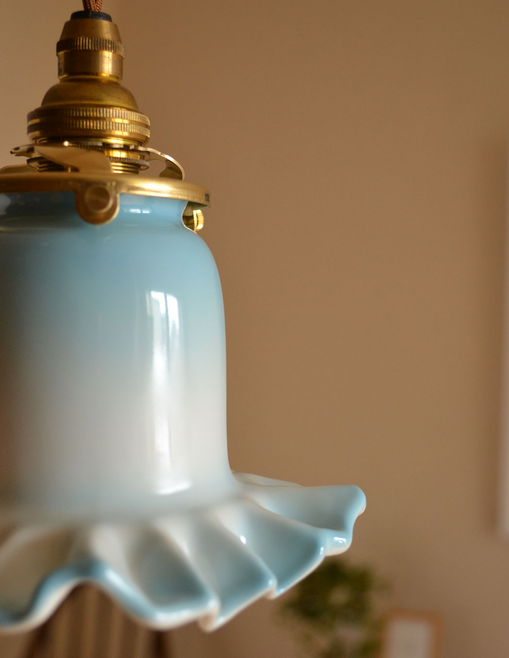 照明・ライティング　陶器のフリルシェード　ミルクブルーのペンダントライト（コード・シャンデリア電球・ギャラリーA付き）。キッチンのカウンター部分や、リビングに。(pl-114)