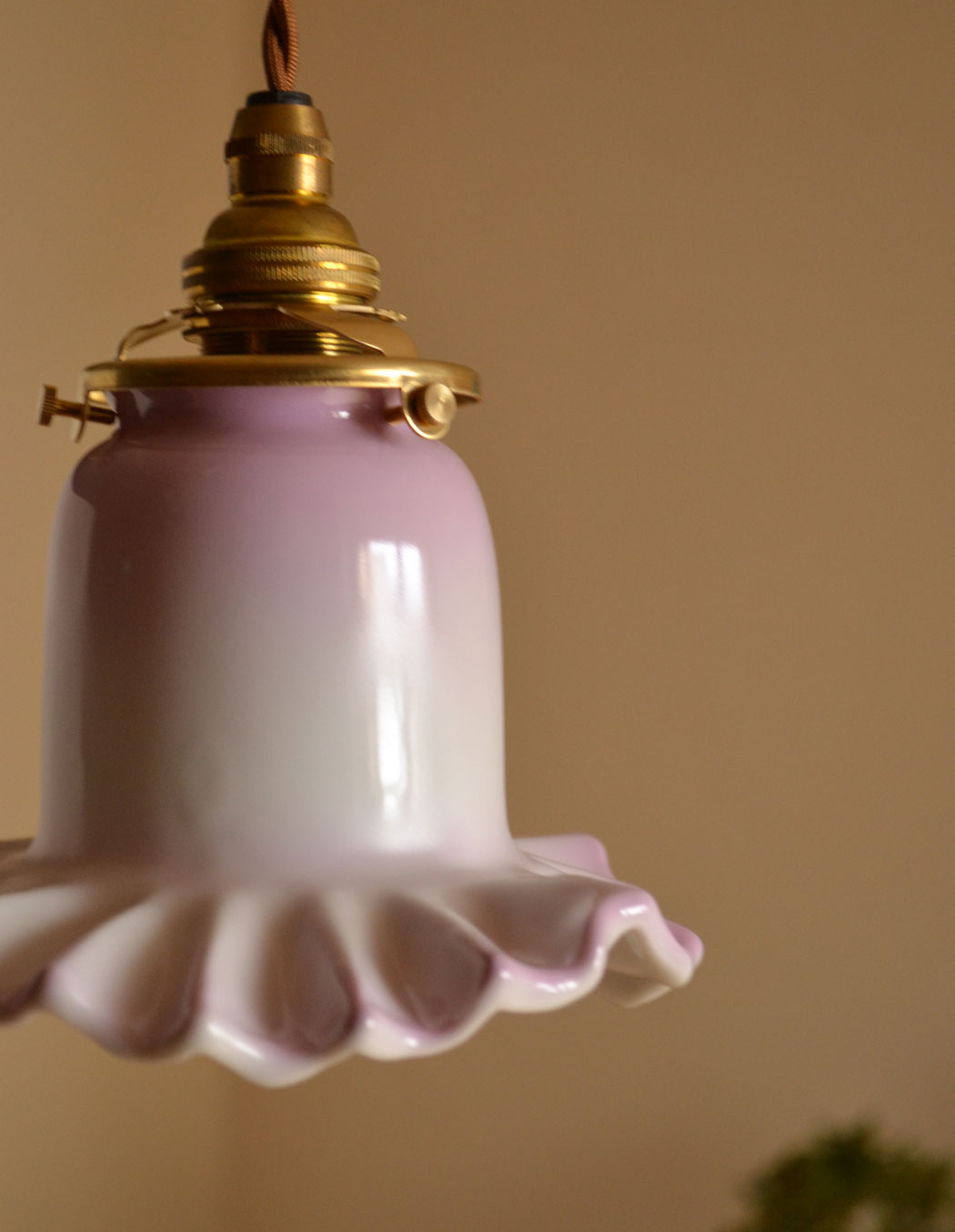 ペンダントライト　照明・ライティング　陶器のフリルシェード　ラベンダーミルクのペンダントライト（コード・シャンデリア電球・ギャラリーA付き）。キッチンのカウンター部分や、リビングに。(pl-115)
