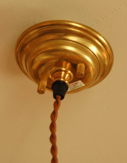 ペンダントライト　照明・ライティング　アンバーカラーのペンダントライト（コード・シャンデリア電球・ギャラリーA付き）。天井部分にもこだわりたい方は、真鍮製のカバーを付けることが出来ます。(pl-062a)