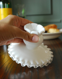 ベッドサイドやお手洗いに置いても素敵です。(m-506-z) m-506-z アンティークのプレスドグラス