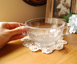 アンティーク 雑貨のガラス小物　アンティーク雑貨　持ち手のついた可愛いアンティークプレスドグラスのガラスボウル。いろいろ便利に使えます食卓で使うのはもちろん、お花を浮かべたり、花器代わりに使ったりと自分だけの使い方を楽しんで下さい。(pg-1139-2)