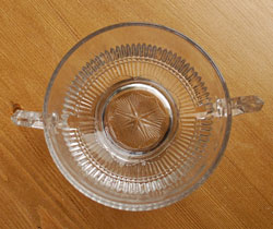 アンティーク 雑貨のガラス小物　アンティーク雑貨　持ち手のついた可愛いアンティークプレスドグラスのガラスボウル。上から見るとこんな感じです。(pg-1139-2)