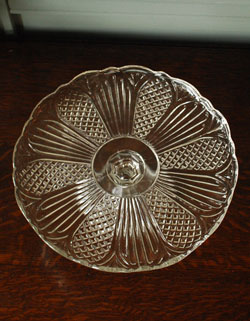 上からみるとこんな感じです。安定感があります。(pg-1834) pg-1834 アンティーク プレスドグラス 上