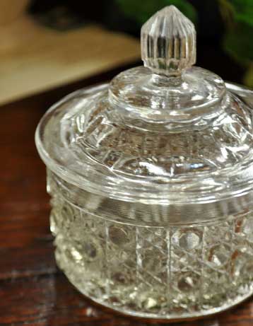 アンティークのため、多少の欠け・傷がある場合がありますが、使用上問題はありませんので、ご了承下さい。(pg-1996) pg-1996 アンティークプレスドグラスのアップ