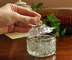 男性はカフスボタンやネクタイピン、バッチなどの細かいもの入れに使って下さいね。(pg-1996) pg-1996 アンティークプレスドグラスの大きさ