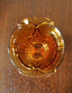 pg-2045 アンティークのプレスドグラス上から