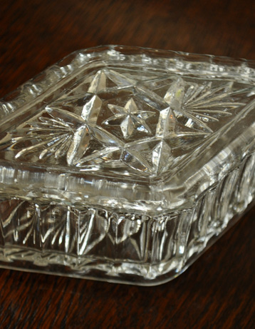 pg-2308  アンティークプレスドグラスのアップ