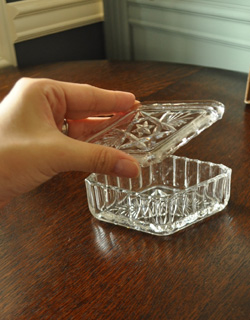 pg-2308 アンティークプレスドグラスの手入り