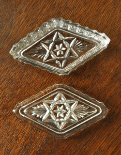 pg-2308 アンティークプレスドグラスの上から