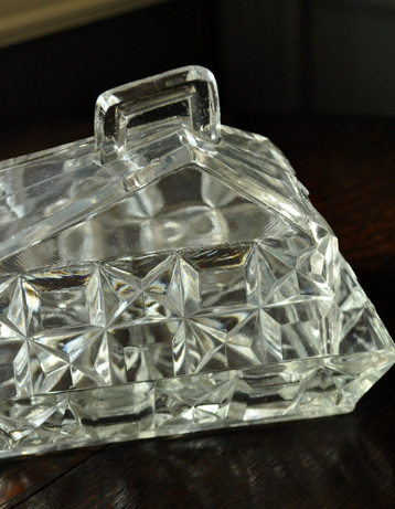 アンティーク 雑貨のガラス小物　アンティーク雑貨　お洒落なキッチン雑貨、アンティークガラスのバターケース　プレスドグラス。アンティークのため、多少の欠け・傷がある場合がありますが、使用上問題はありませんので、ご了承下さい。(pg-2312)