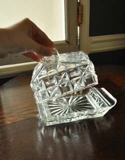 アンティーク 雑貨のガラス小物　アンティーク雑貨　お洒落なキッチン雑貨、アンティークガラスのバターケース　プレスドグラス。横の持ち手の部分には、バターナイフを置いて使っていたのかもしれませんね。(pg-2312)