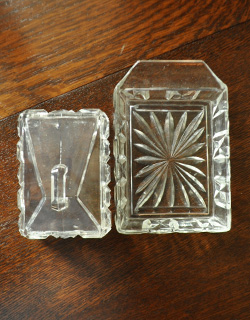 アンティーク 雑貨のガラス小物　アンティーク雑貨　お洒落なキッチン雑貨、アンティークガラスのバターケース　プレスドグラス。上から見るとこんな感じです。(pg-2312)