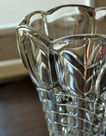 アンティーク 雑貨のガラス小物　アンティーク雑貨　アンティークのオシャレなインテリア雑貨、ガラスのフラワーベース。普段の生活にパッと華を添えてくれるアンティーク気軽に使えるアンティークのプレスドグラスの中で、もっとも英国らしいアイテムの花器。(pg-2327)