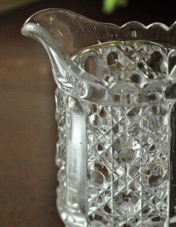 pg-2404 アンティークプレスドグラスのアップ