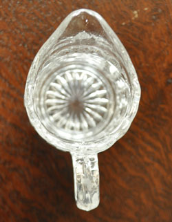 pg-2404 アンティークプレスドグラスの上から