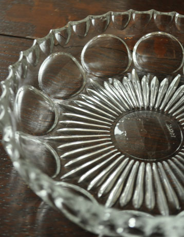 アンティーク 雑貨のガラス小物　アンティーク雑貨　ドット模様が可愛いプレスドグラスのアンティークプレート。食事の時間を楽しく過ごすために作られた器貴重だったガラスがプレスドグラスの発達によって気軽に手に入るようになった時代に作られたテーブルウェア。(pg-2416)