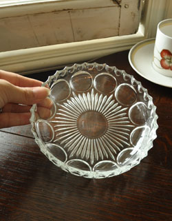 アンティーク 雑貨のガラス小物　アンティーク雑貨　ドット模様が可愛いプレスドグラスのアンティークプレート。いろいろ便利に使えます食卓で使うのはもちろん、アクセサリーを並べたり自分だけの使い方を楽しんで下さい。(pg-2416)