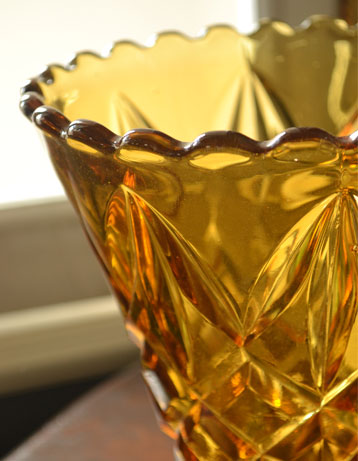 pg-2419 アンティークプレスドグラスのアップ