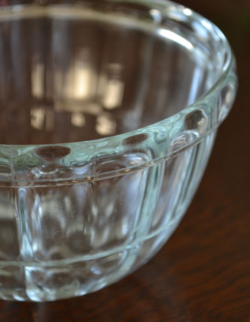 アンティーク 雑貨のガラス小物　アンティーク雑貨　いつもの食卓を彩るパイレックス (PYREX) のアンティークガラスボウル。食事の時間を楽しく過ごすために作られた器貴重だったガラスがプレスドグラスの発達によって気軽に手に入るようになった時代に作られたテーブルウェア。(pg-2471)