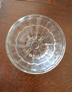 アンティーク 雑貨のガラス小物　アンティーク雑貨　いつもの食卓を彩るパイレックス (PYREX) のアンティークガラスボウル。上から見るとこんな感じです。(pg-2471)