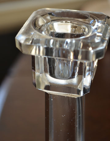 アンティーク 雑貨のガラス小物　アンティーク雑貨　イギリスから到着したアンティークプレスドグラスのキャンドルスタンド。ドレッシングセットの必須アイテムでしたもともとはドレッシングセットとしてパフケースと一緒にトレイの上に必ずセッティングされていたキャンドルスタンド。(pg-2474)